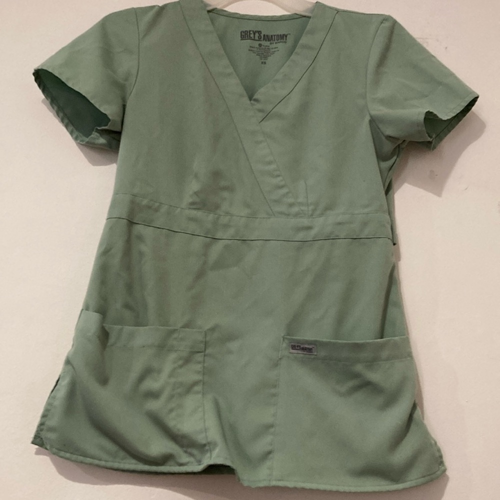 Grey’s Anatomy Scrub top. Excellent pre~loved condition.